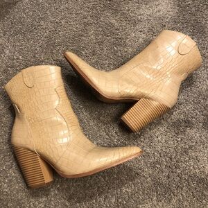 Lulus Pointed Cowgirl Heel Boots size 9 Faux Crocodile Beige White